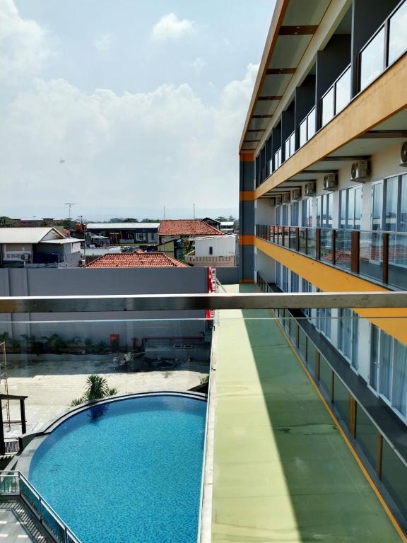 Bazén v ubytování Grand Cahaya Hotel Pangandaran nebo v jeho okolí