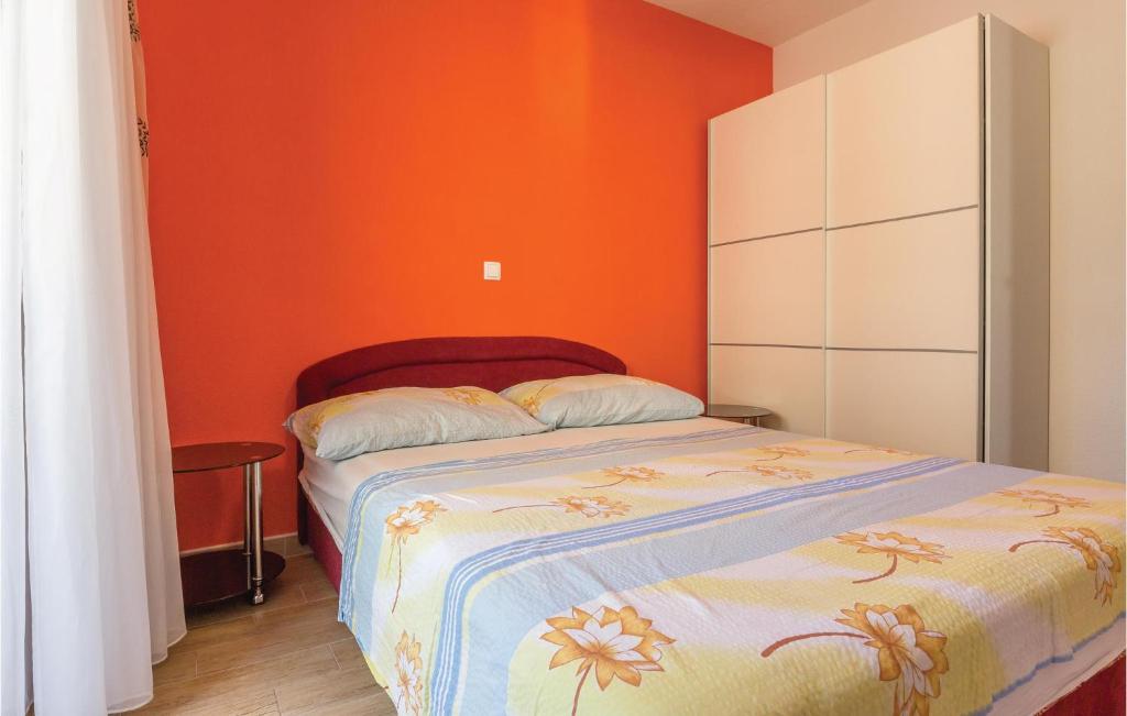 Posteľ alebo postele v izbe v ubytovaní Apartment Makarska With Sea View 01