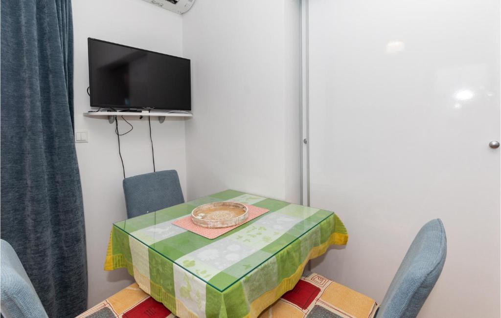 Televízia a/alebo spoločenská miestnosť v ubytovaní One-Bedroom Apartment In Blace