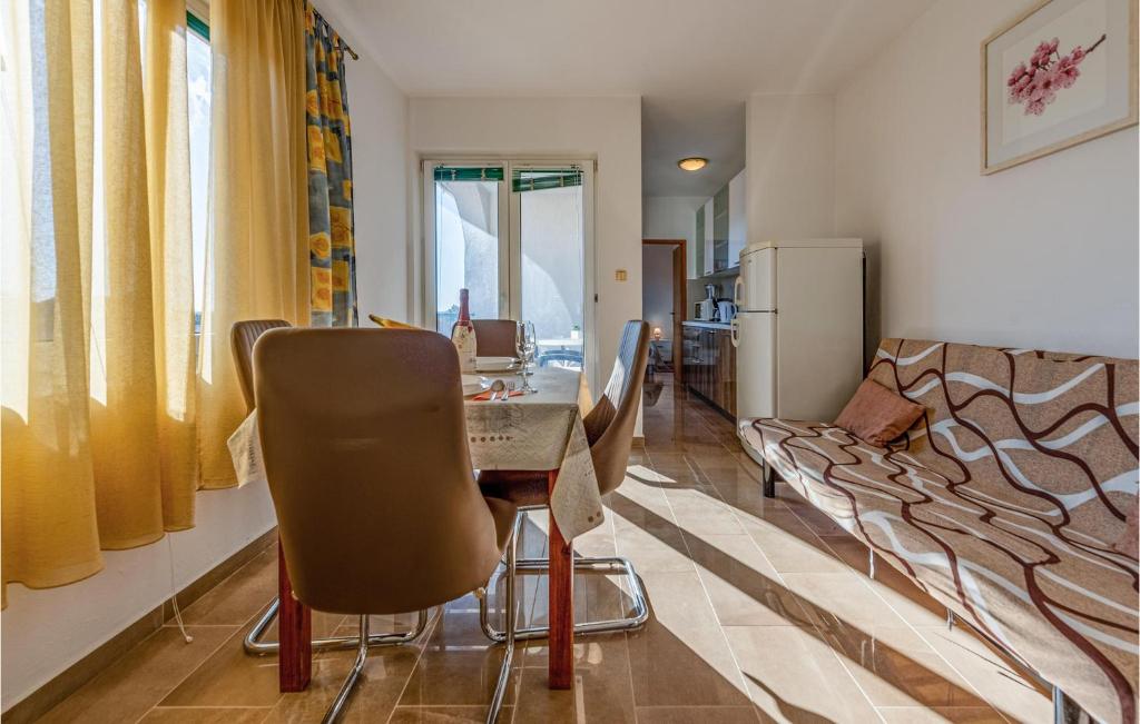 Część wypoczynkowa w obiekcie 1 Bedroom Cozy Apartment In Pakostane