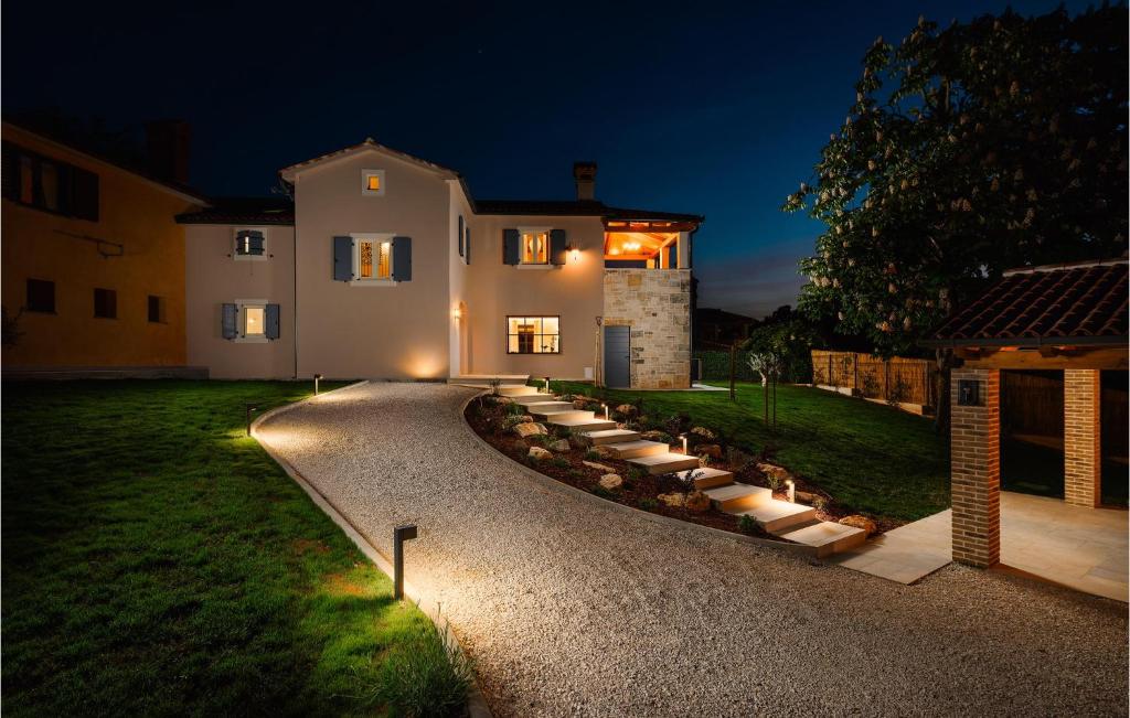 Ogród w obiekcie Beautiful Home In Tinjan With Jacuzzi