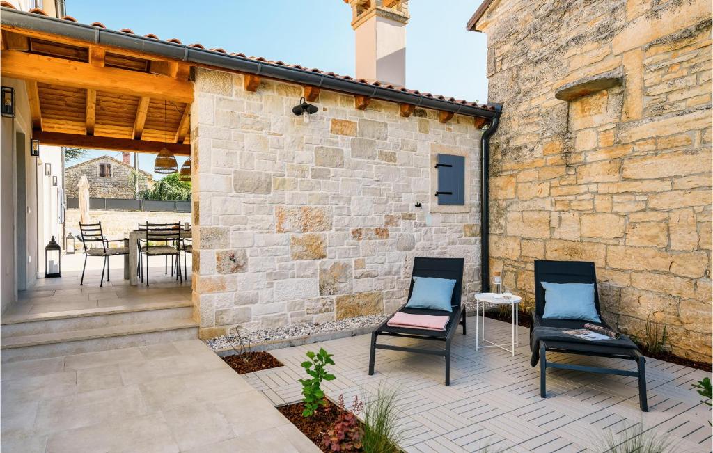 Balkon lub taras w obiekcie Beautiful Home In Tinjan With Jacuzzi