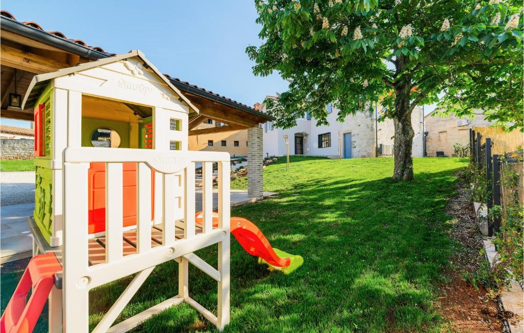 Plac zabaw dla dzieci w obiekcie Beautiful Home In Tinjan With Jacuzzi