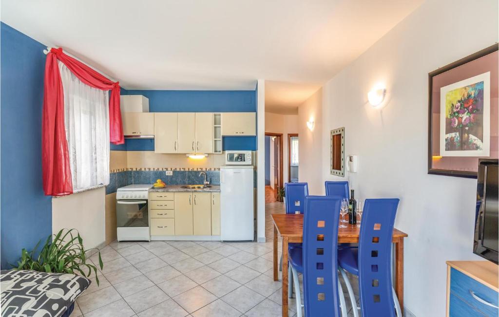 Kuchyňa alebo kuchynka v ubytovaní Two-Bedroom Apartment In Makarska