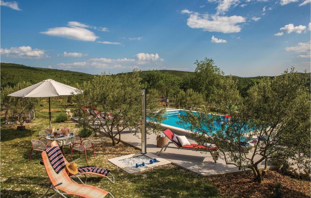 Bazén v ubytovaní Three-Bedroom Holiday Home In Labin alebo v jeho blízkosti