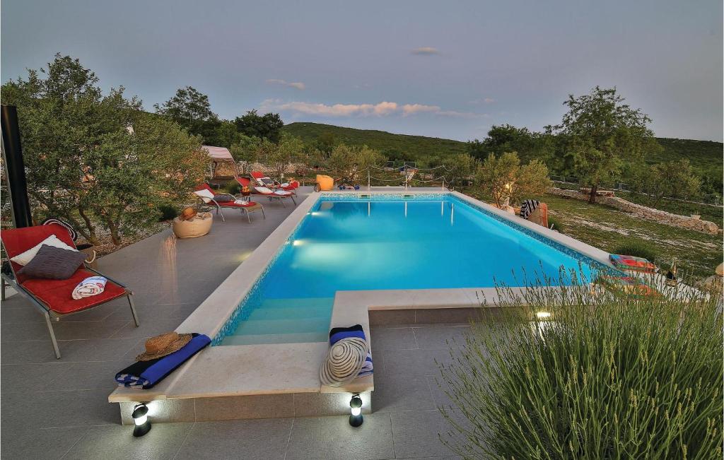 Bazén v ubytovaní Three-Bedroom Holiday Home In Labin alebo v jeho blízkosti