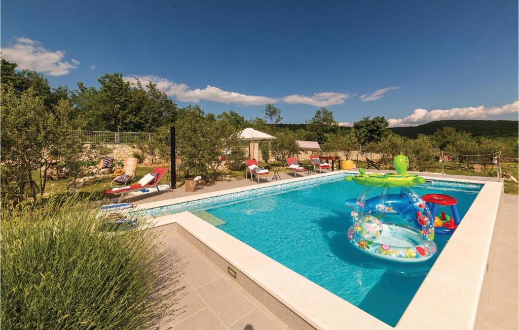 Bazén v ubytovaní Three-Bedroom Holiday Home In Labin alebo v jeho blízkosti