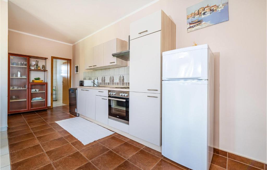 Kuchyňa alebo kuchynka v ubytovaní 1 Bedroom Nice Apartment In Razanac