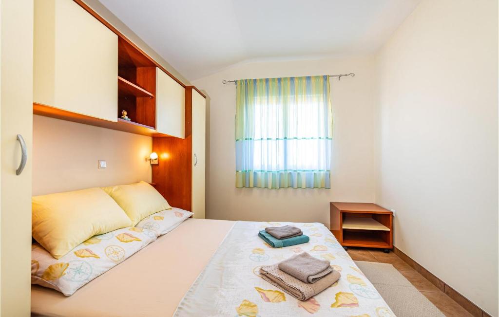 Posteľ alebo postele v izbe v ubytovaní 1 Bedroom Nice Apartment In Razanac