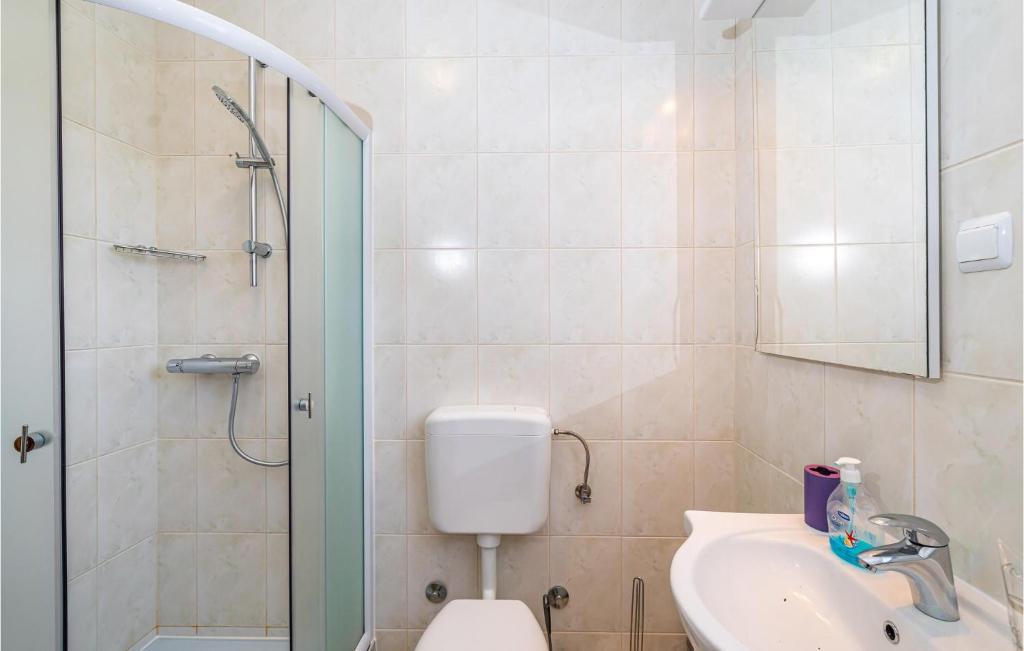 Kúpeľňa v ubytovaní 1 Bedroom Nice Apartment In Razanac