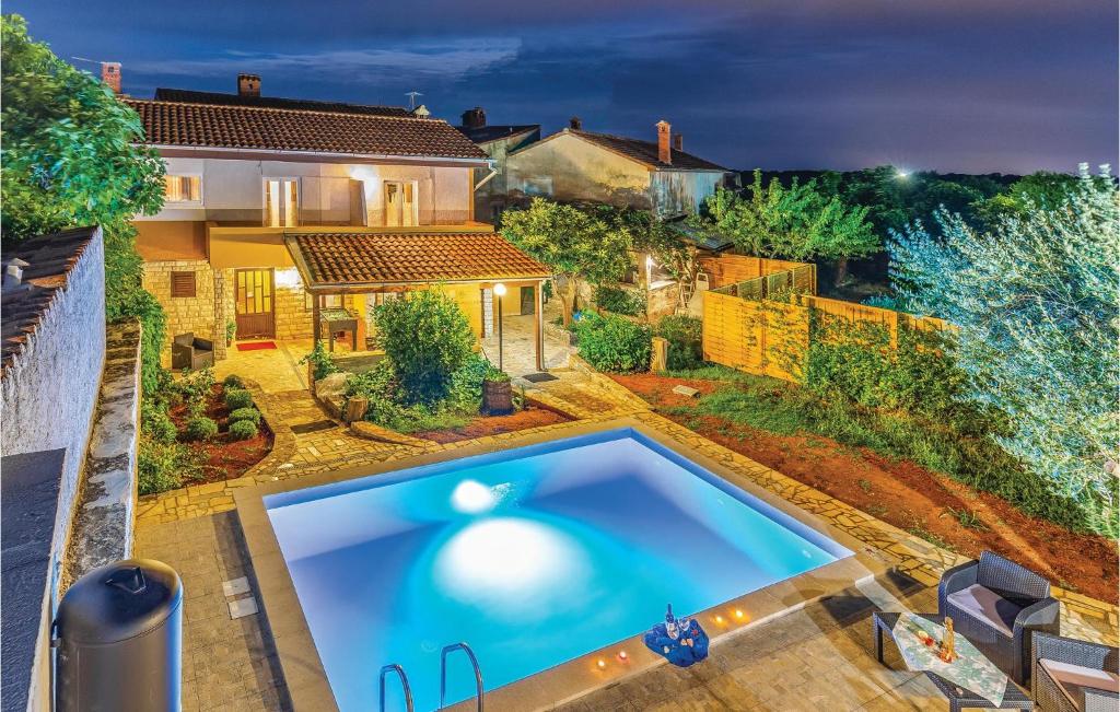 una piscina nel cortile di una casa di Amazing Home In Pavicini With Wifi a Pavicini