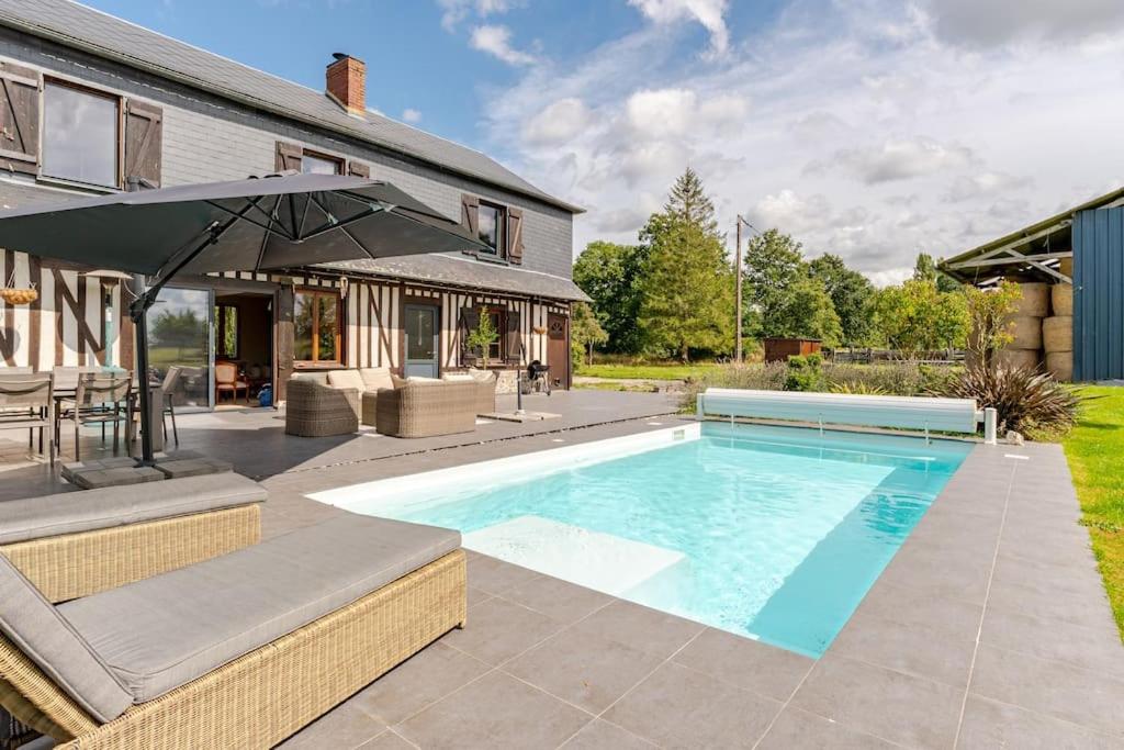 una piscina nel cortile di una casa di Havre de paix normand - grande terrasse sud ! a Saint-Pierre-des-Ifs
