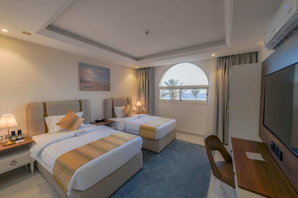 Postel nebo postele na pokoji v ubytování Neema Hotel Al Wajh