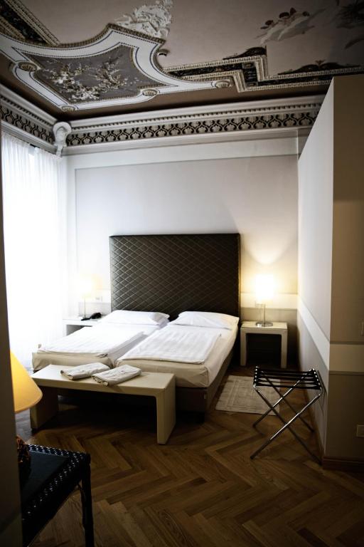 Postel nebo postele na pokoji v ubytování Hotel Bogliaco