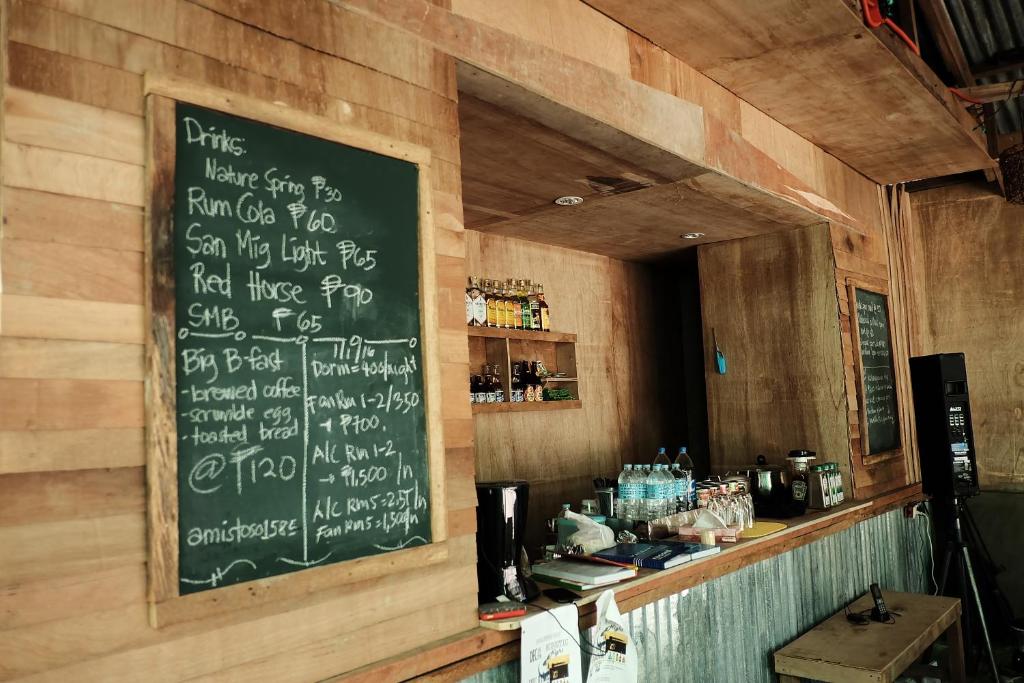 Nápoje v ubytování Malapascua Budget Inn MBI DIVE CENTER
