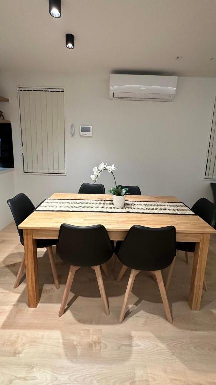 Stylish New & Cosy 3-Bedroom Entire Home in Auckland, Free Parking - Perfect for Your Next Getaway! - Resim 10