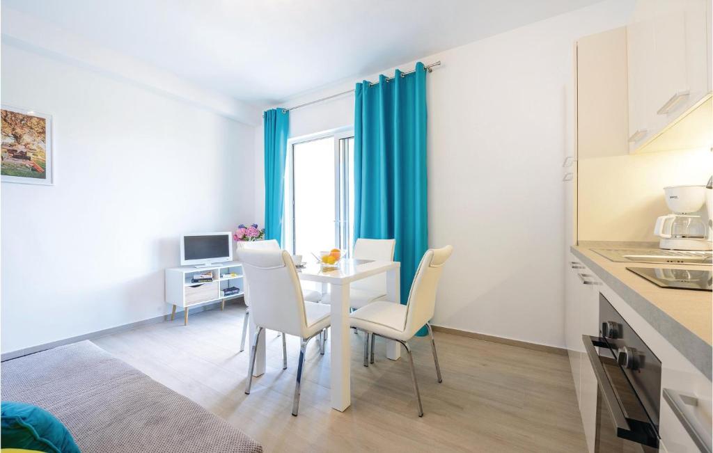 Kuchyňa alebo kuchynka v ubytovaní One-Bedroom Apartment In Cavtat