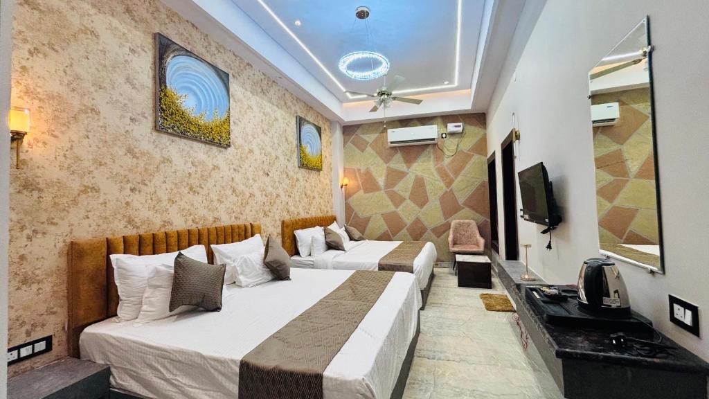 TV a/nebo společenská místnost v ubytování Shri Shyam Hotel, Near Harkipauri