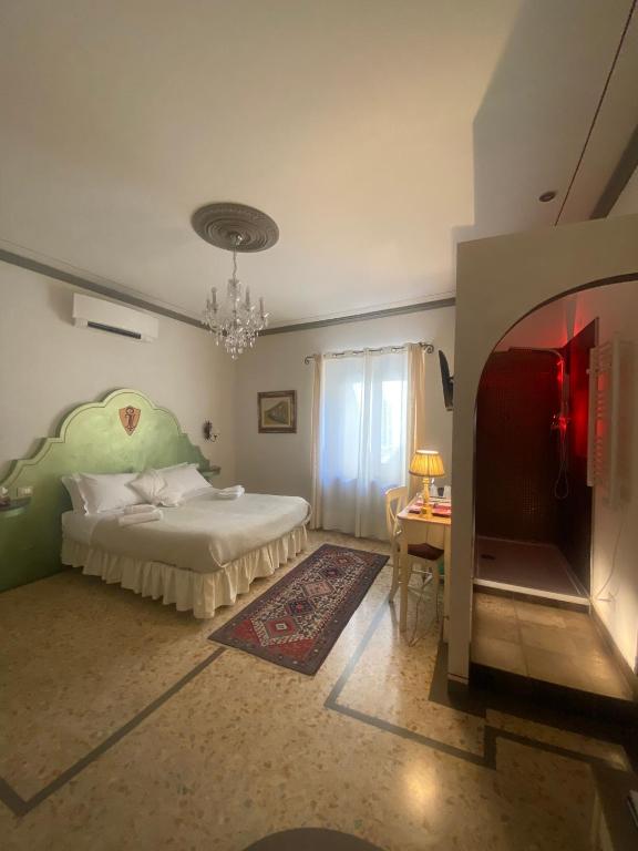Posteľ alebo postele v izbe v ubytovaní Palazzo Mari suite & rooms b&b