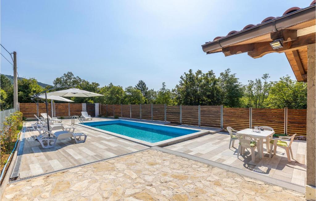 Πισίνα στο ή κοντά στο Cozy Apartment In Skalnica With Wifi