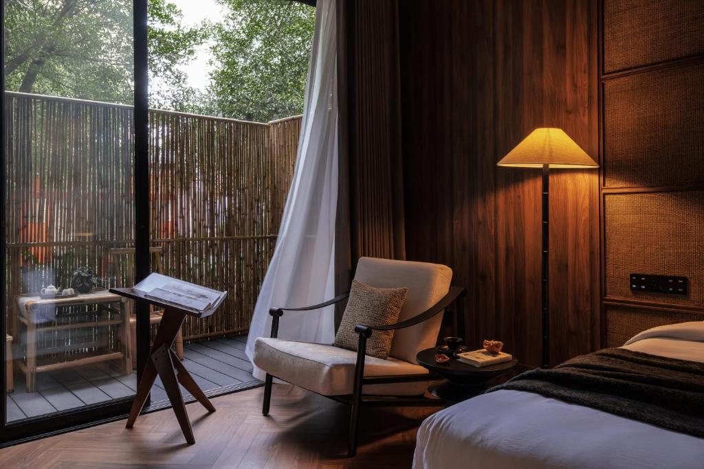 Rong Unique Hotel-Banyan Lake Scenery客房内的一张或多张床位