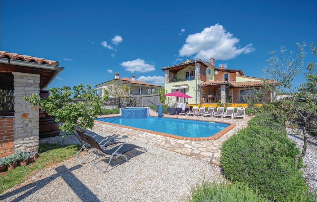 Bazén v ubytování Cozy Home In Rezanci With Jacuzzi nebo v jeho okolí