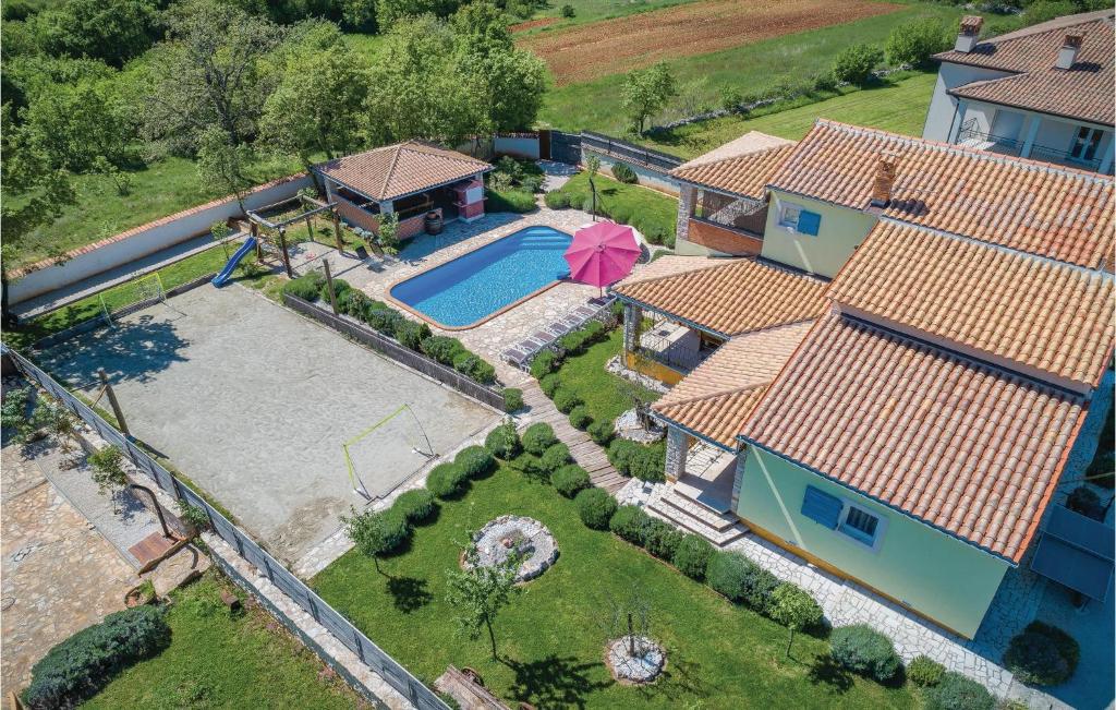 Bazén v ubytování Cozy Home In Rezanci With Jacuzzi nebo v jeho okolí