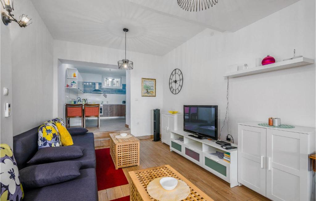 Telewizja i/lub zestaw kina domowego w obiekcie Lovely Home In Pinezici