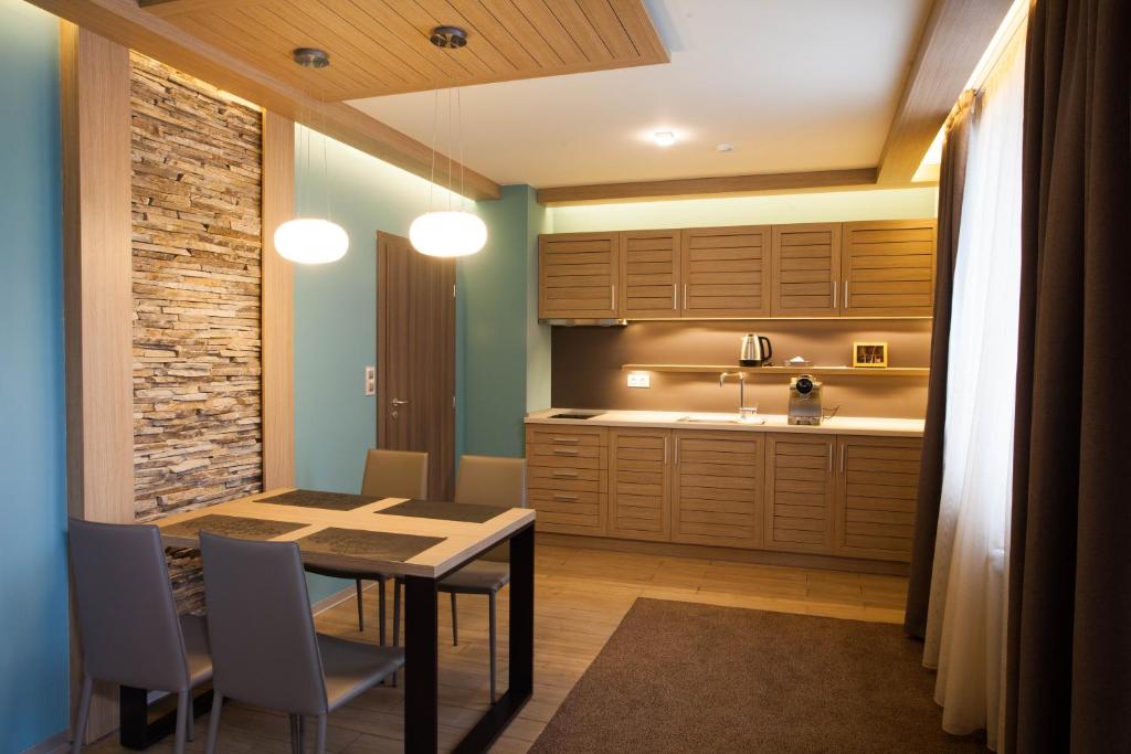 Kuchyň nebo kuchyňský kout v ubytování Amira Boutique Hotel