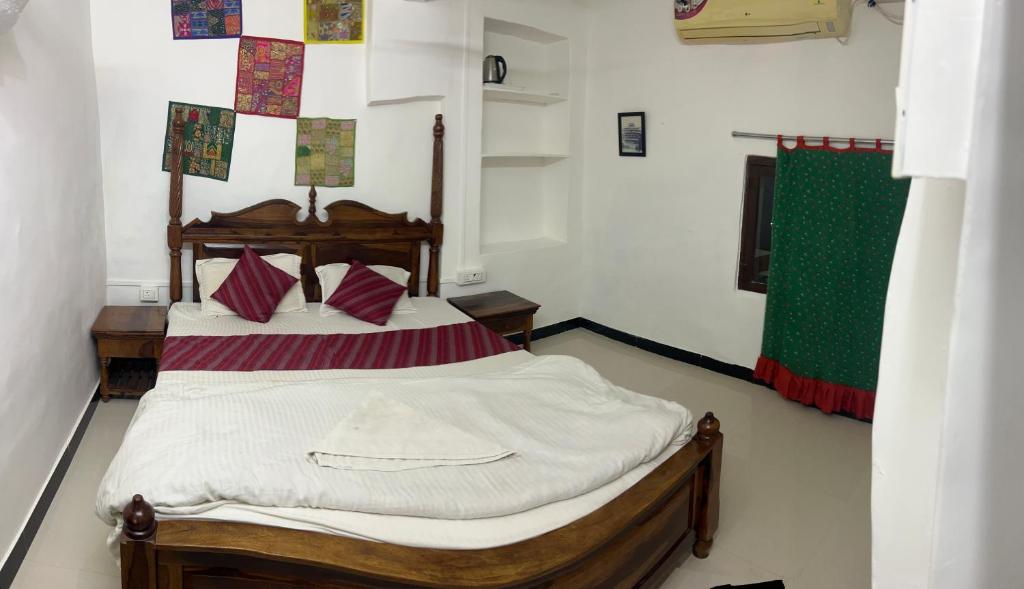 Postel nebo postele na pokoji v ubytování Hotel Lotus Haveli
