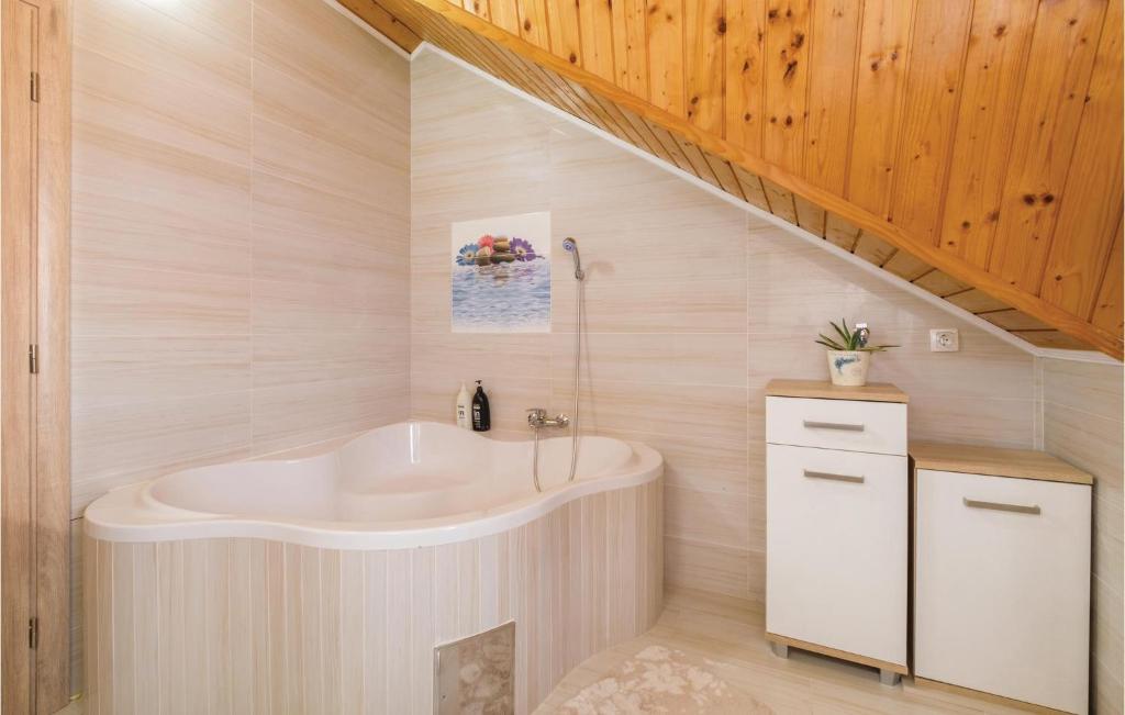 Kúpeľňa v ubytovaní Two-Bedroom Apartment In Velika Gorica