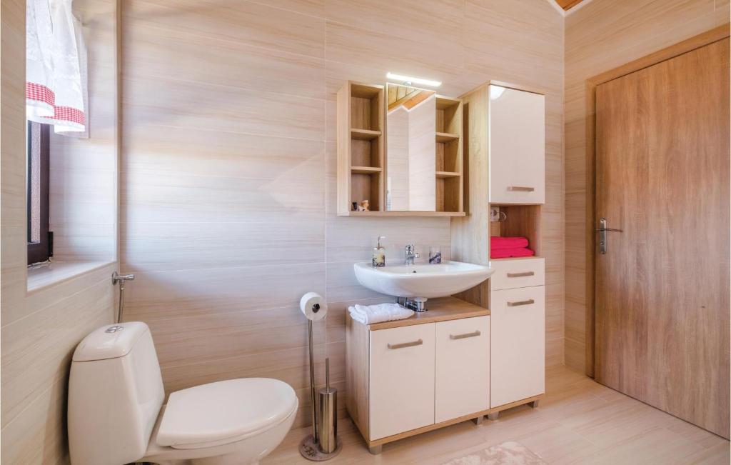 Kúpeľňa v ubytovaní Two-Bedroom Apartment In Velika Gorica