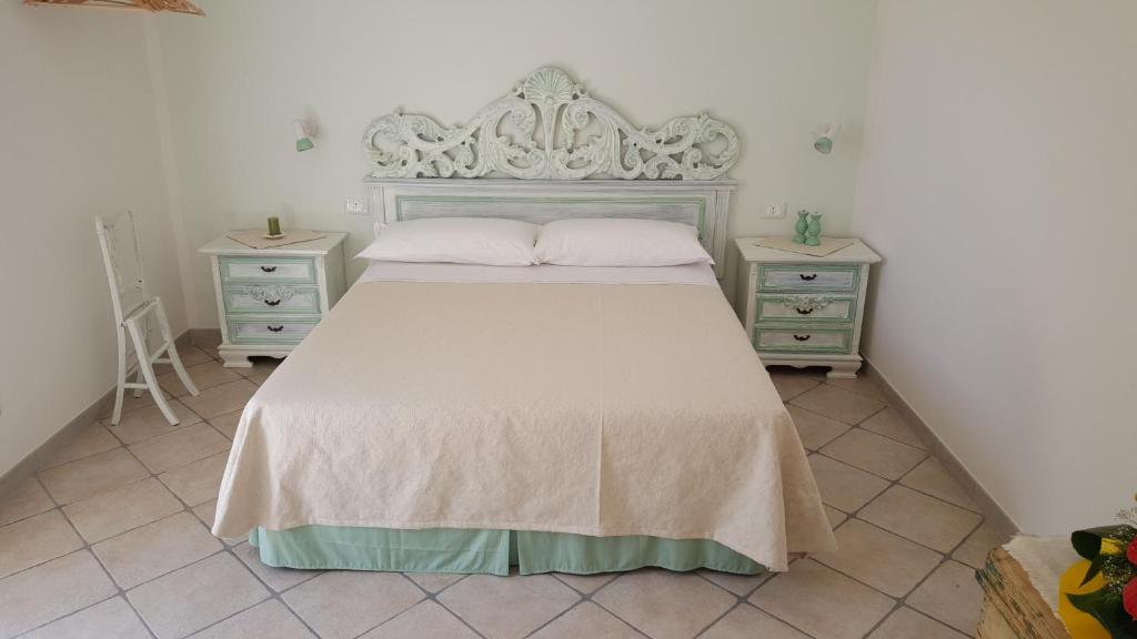 sypialnia z dużym łóżkiem i 2 szafkami nocnymi w obiekcie Teodora House w mieście Noto