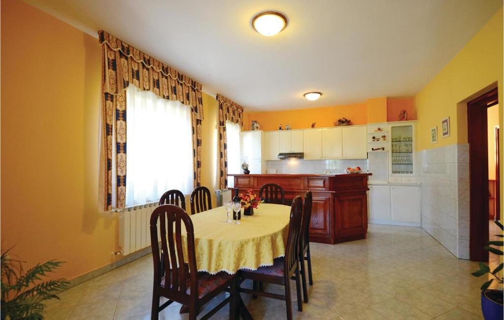 Kuchyňa alebo kuchynka v ubytovaní Holiday Home Labin Presika Ii