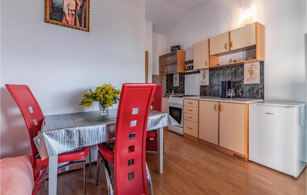 Kuchyňa alebo kuchynka v ubytovaní 1 Bedroom Cozy Apartment In Liznjan