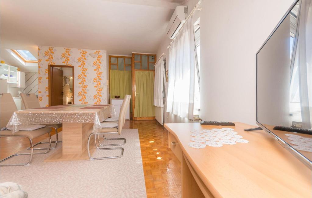 Televízia a/alebo spoločenská miestnosť v ubytovaní Apartment Zadar 05