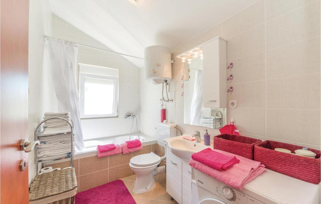 Koupelna v ubytování Four-Bedroom Holiday Home In Tkon