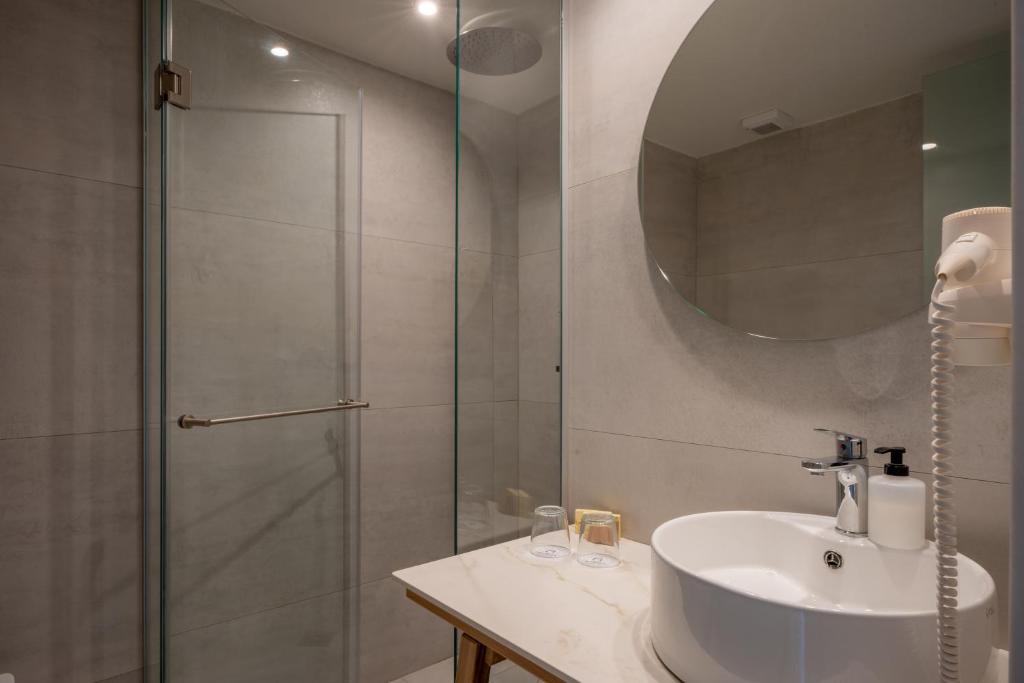 Koupelna v ubytování Minos Hotel