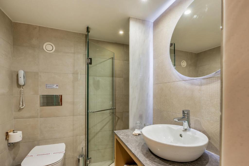 Koupelna v ubytování Minos Hotel
