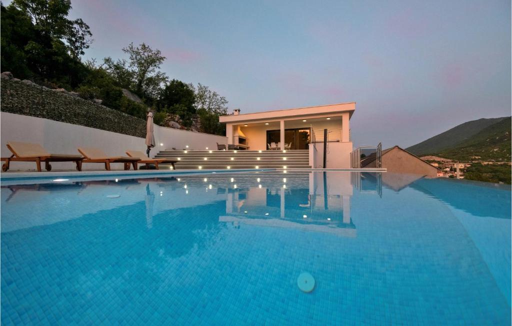 Bazén v ubytovaní 3 Bedroom Awesome Home In Zagvozd alebo v jeho blízkosti