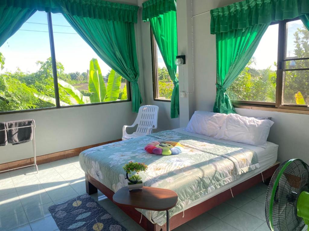 Postel nebo postele na pokoji v ubytování Mountain View Hostel - Krabi Airport near Wat ThamSuea