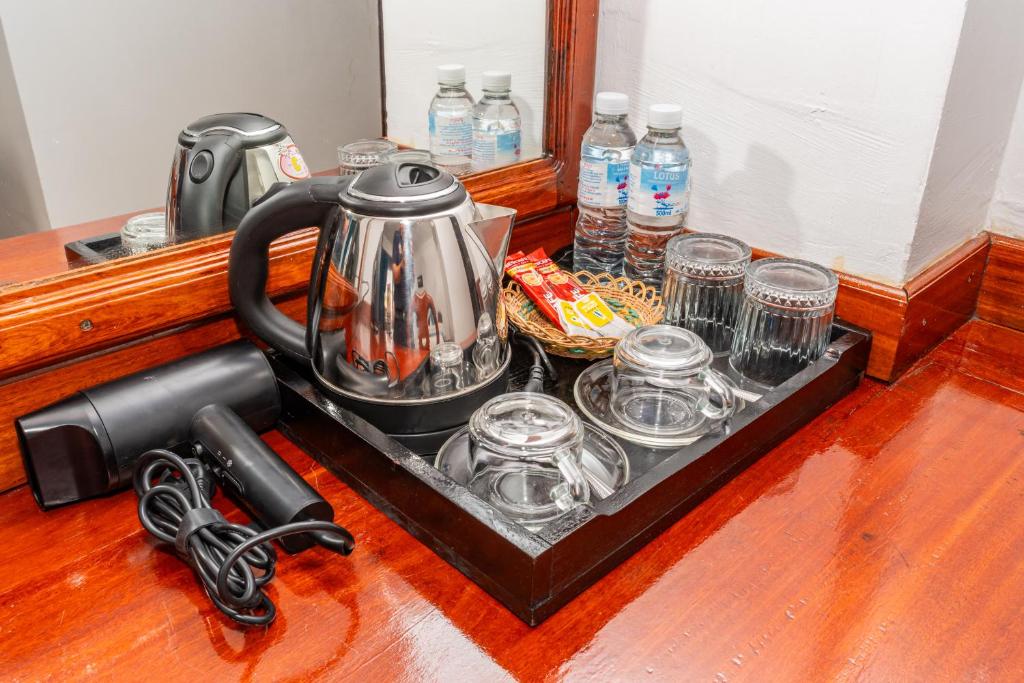 Příslušenství pro přípravu čaje a kávy v ubytování Rithy Rin Angkor Hotel