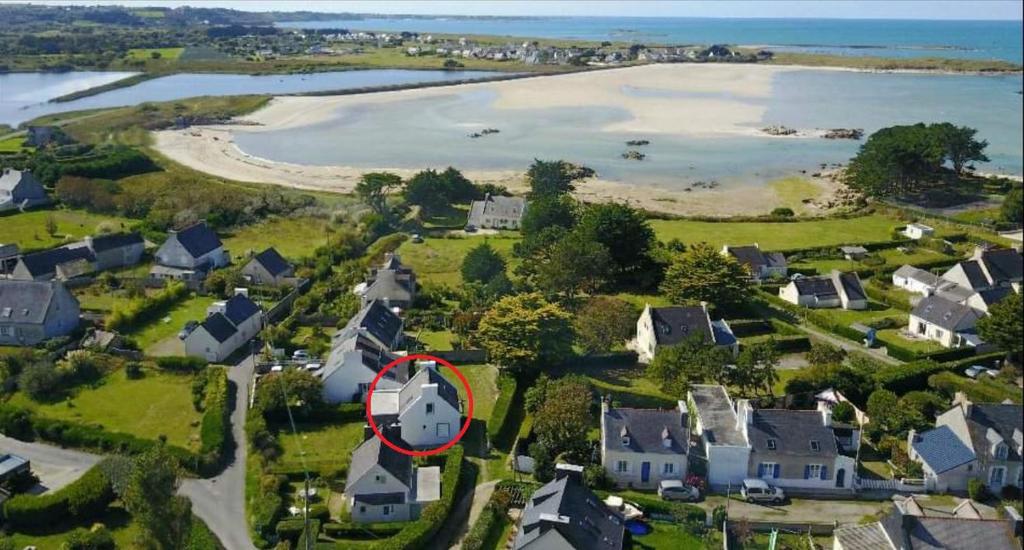une vue aérienne d'une maison avec un cercle rouge sur celle-ci dans l'établissement Maison bord de mer, plage 160m, à Guissény