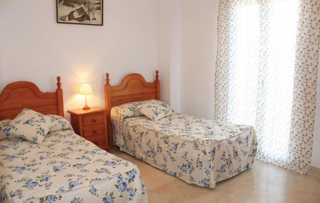 Łóżko lub łóżka w pokoju w obiekcie Gorgeous Home In Torrox With Kitchen
