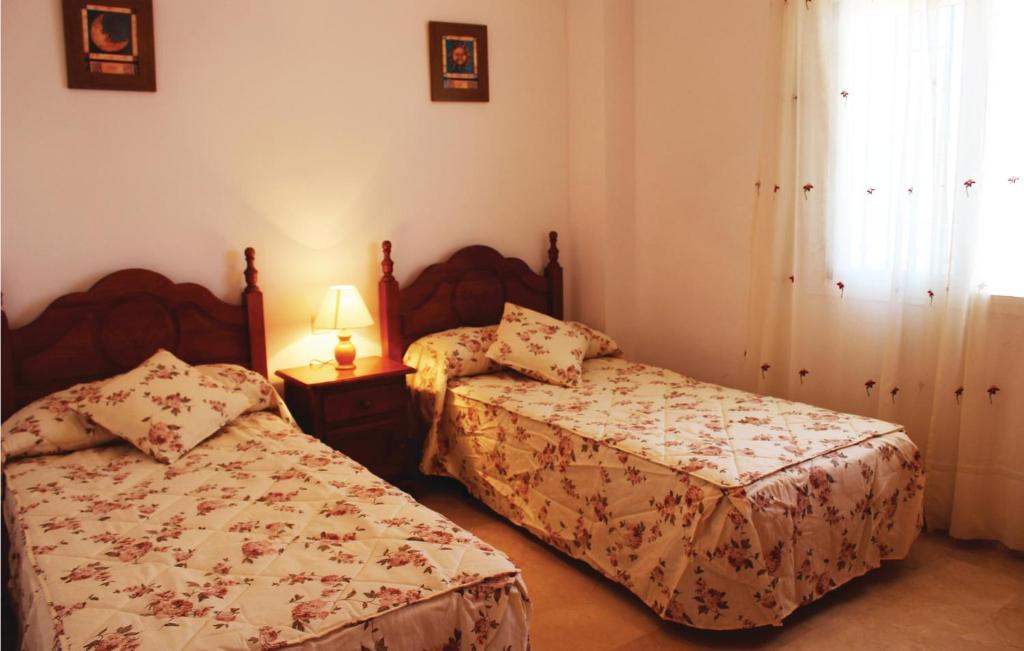 Łóżko lub łóżka w pokoju w obiekcie Gorgeous Home In Torrox With Kitchen