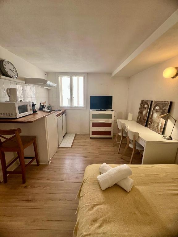 Cette petite chambre comprend une cuisine et un lit. dans l'établissement Le Joly studio - centre ville - métro - tramway, à Toulouse