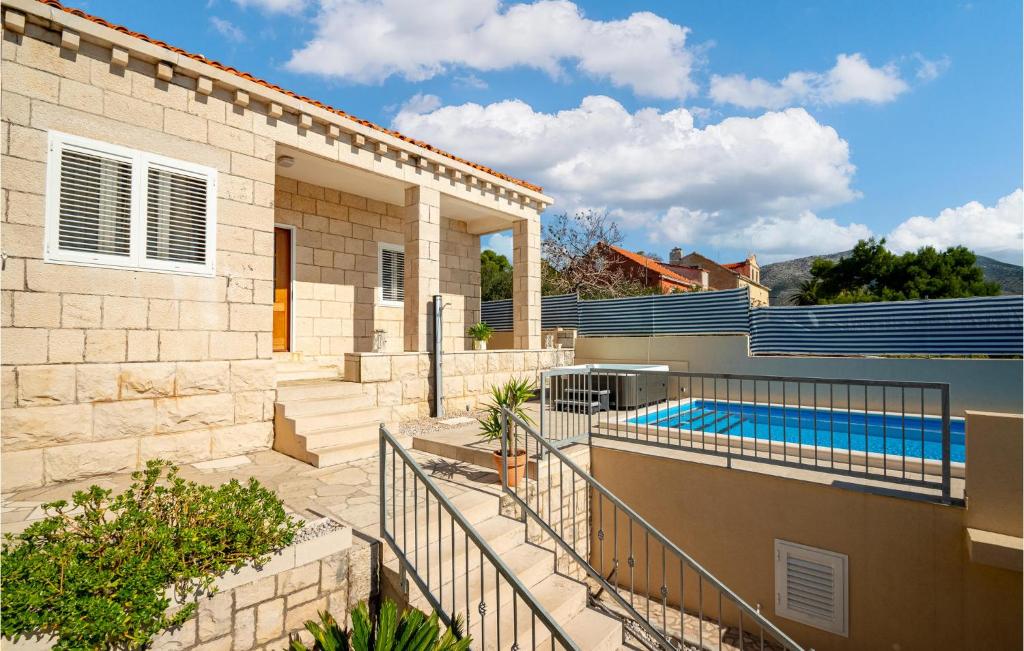 Bazén v ubytovaní 4 Bedroom Lovely Home In Orebic alebo v jeho blízkosti