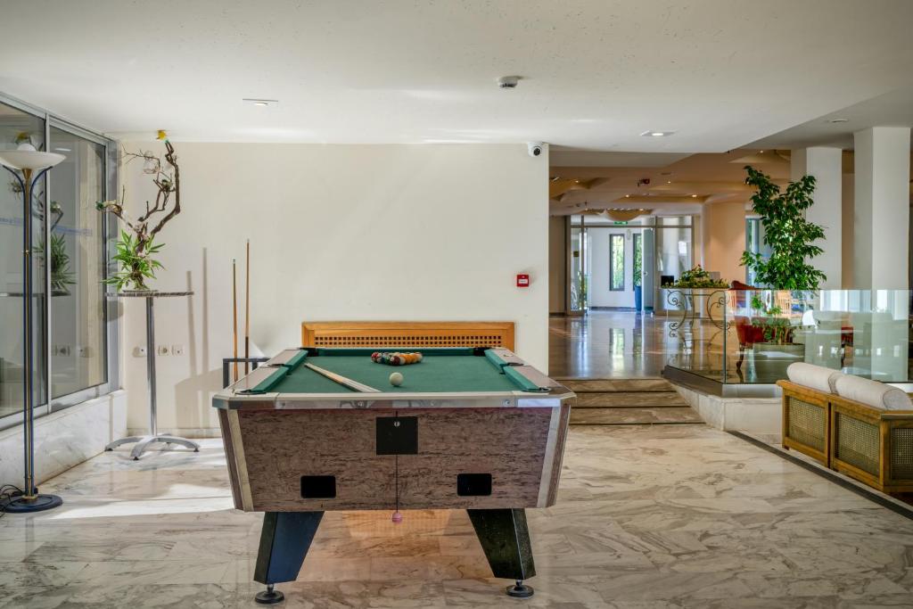 Biliár nebo kulečník v ubytování Minos Hotel