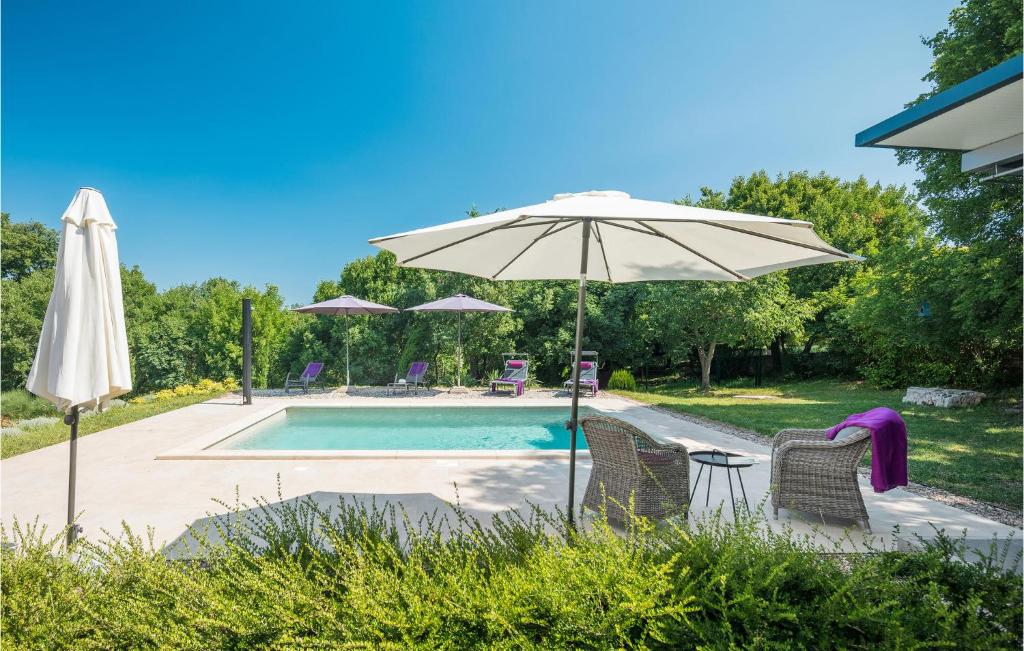 Bazén v ubytování Two-Bedroom Holiday Home In Bale nebo v jeho okolí