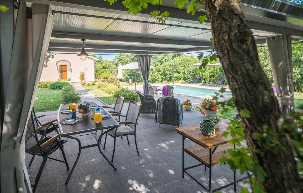Bazén v ubytování Two-Bedroom Holiday Home In Bale nebo v jeho okolí